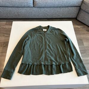 Women’s zippered sweater with two side pockets - size medium